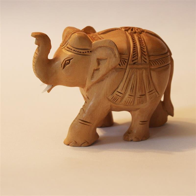 Elefant aus Holz geschmückt, Rüssel hoch, hell, 6,25 cm