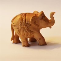 Elefant aus Holz, geschmückt, Rüssel hoch, hell, 7,5 cm