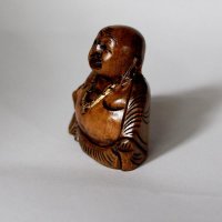 Lachender Buddha aus Holz, sitzend, dunkel, ca. 5 cm