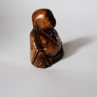 Lachender Buddha aus Holz, sitzend, dunkel, ca. 5 cm
