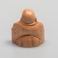 Lachender Buddha aus Holz, sitzend, hell ca. 7,5 cm