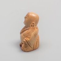 Lachender Buddha aus Holz, sitzend, hell ca. 5 cm