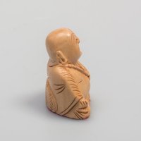 Lachender Buddha aus Holz, sitzend, hell ca. 5 cm