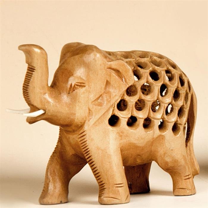 Babyelefant in Elefant aus Holz, Rüssel hoch, 6,25 cm