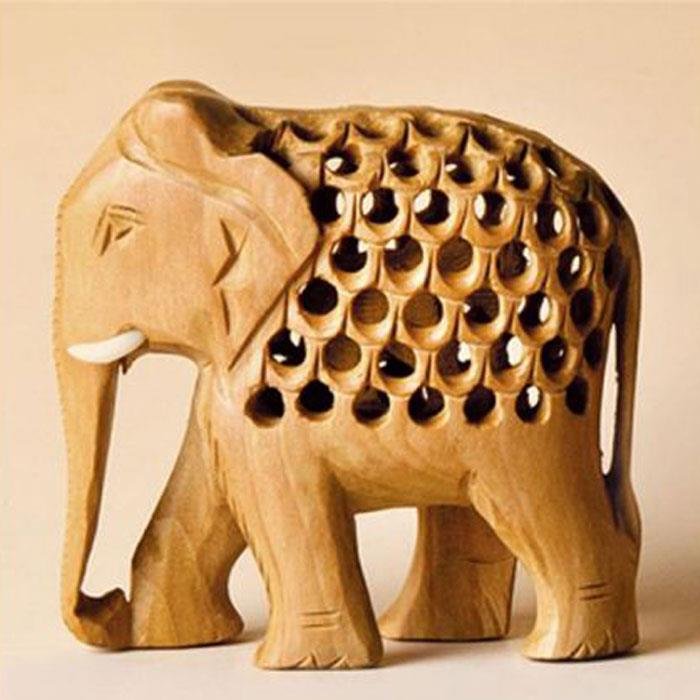 Babyelefant in Elefant aus Holz, Rüssel unten, ca 7,5 cm